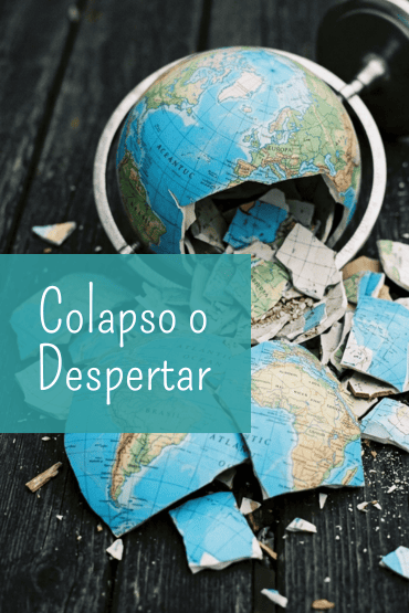 Un globo terráqueo roto y fragmentado sobre un fondo de madera oscura.