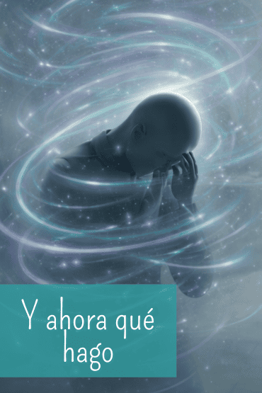Persona en una oficina con las manos en la cabeza rodeada por un remolino de energía azul, simbolizando el estrés profesional y la saturación emocional en momentos de incertidumbre.