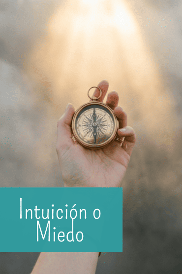 Mano sosteniendo una brújula dorada entre la niebla y la luz, simbolizando la toma de decisiones en momentos de incertidumbre.