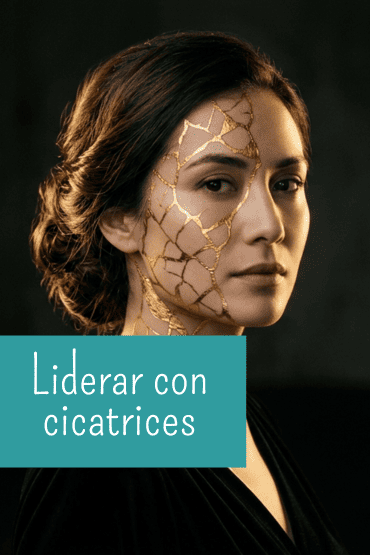 Retrato de mujer con cicatrices de oro tipo kintsugi en la cara sobre fondo oscuro, simbolizando la salud mental y el liderazgo sensible.