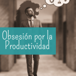 Ejecutivo distraído por pensamientos de productividad y métricas de rendimiento que no ve el agujero en su camino.