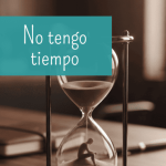 Reloj de arena en despacho ejecutivo que ilustra el concepto de la autoexigencia y la falta de tiempo en directivos.