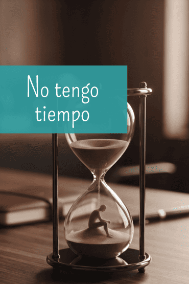 Reloj de arena en despacho ejecutivo que ilustra el concepto de la autoexigencia y la falta de tiempo en directivos.