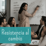 Empleados de una empresa mirando con miedo a su directiva, que borra un plan estratégico, simbolizando la resistencia al cambio.