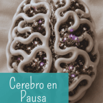 Primer plano vertical de cerebro de cerámica con vegetación interior y luz, representando la pausa creativa, ideación y aprendizaje saludable en un entorno profesional consciente.