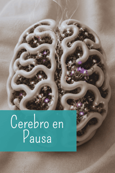 Primer plano vertical de cerebro de cerámica con vegetación interior y luz, representando la pausa creativa, ideación y aprendizaje saludable en un entorno profesional consciente.