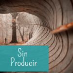 Fotografía conceptual en primer plano de una hoja seca curvada creando un túnel que enmarca un bosque otoñal brumoso con una pequeña figura humana, ilustrando el concepto de ocio consciente frente a la productividad tóxica en la era de la automatización.