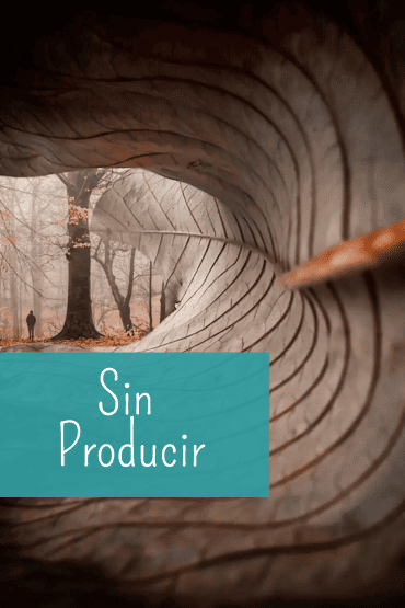 Fotografía conceptual en primer plano de una hoja seca curvada creando un túnel que enmarca un bosque otoñal brumoso con una pequeña figura humana, ilustrando el concepto de ocio consciente frente a la productividad tóxica en la era de la automatización.