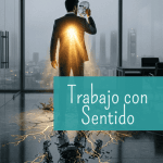 Líder de negocios quitándose una máscara reflectante frente a un ventanal con vistas a Madrid, con un reflejo de robot fragmentado en el suelo, representando la transición hacia un trabajo con sentido.