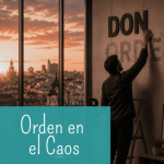 Profesional en una oficina de Madrid cambiando letras en la pared de 'ORDEN' a 'DON...' al atardecer, simbolizando el cambio de paradigma en el liderazgo empresarial.
