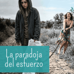 Mujer exhausta sosteniendo una larga lista de tareas hacia el éxito mientras es arrastrada por una cadena, representando la paradoja del esfuerzo y la productividad tóxica.