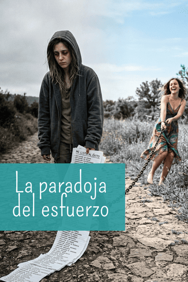 Mujer exhausta sosteniendo una larga lista de tareas hacia el éxito mientras es arrastrada por una cadena, representando la paradoja del esfuerzo y la productividad tóxica.