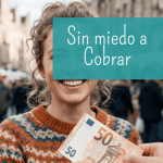 Mujer recibiendo dinero por su trabajo sin miedo a cobrar.